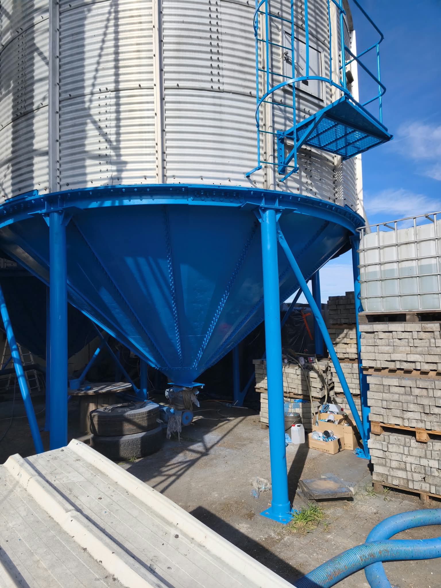 Odnowiony silos przemysłowy z niebieską konstrukcją i czystym metalowym poszyciem